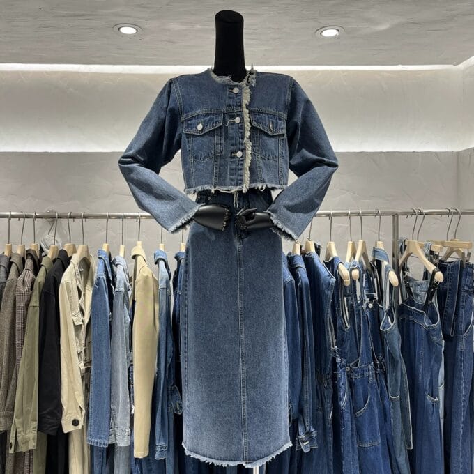 Fashionable raw-edged jacket, high-waisted slim skirt, premium denim suit