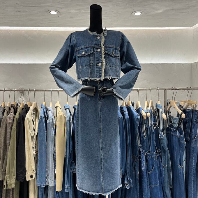 Fashionable raw-edged jacket, high-waisted slim skirt, premium denim suit